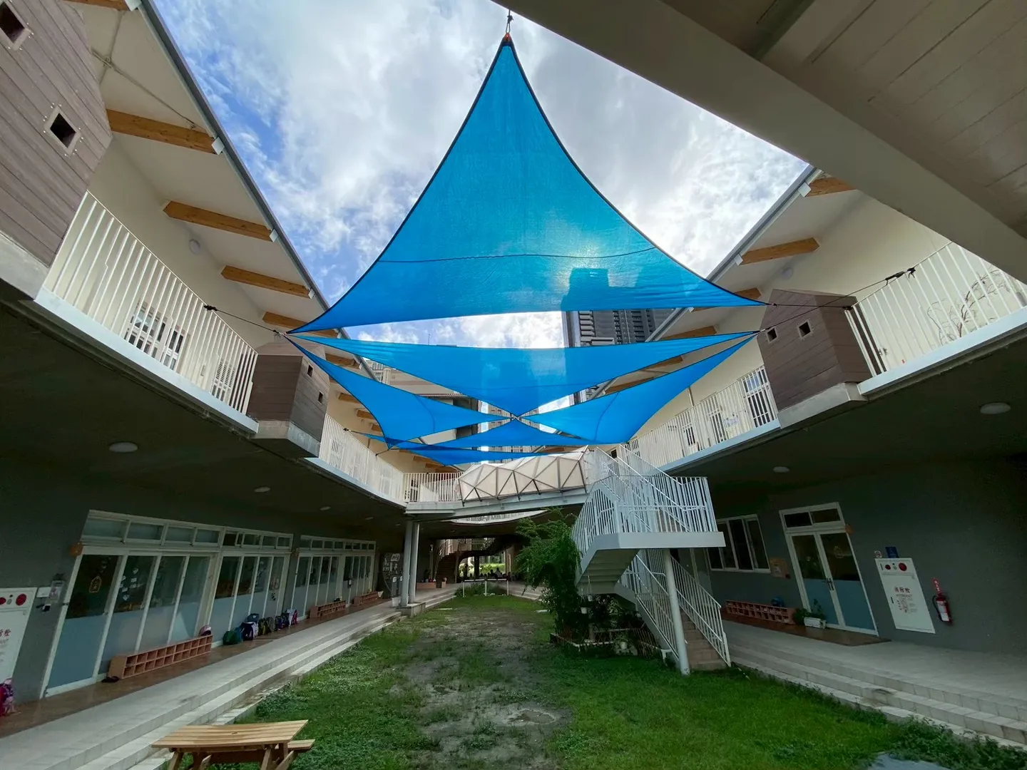 Shade Kite® 藍色張力曲面於建築中庭的實景