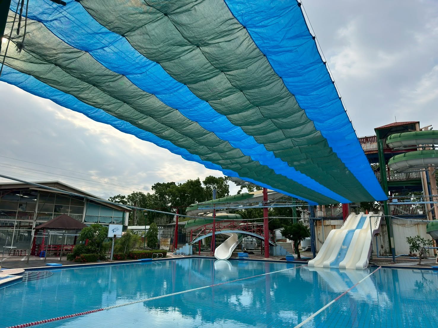 嘉義市區游泳池滑水道遮陽完工實景