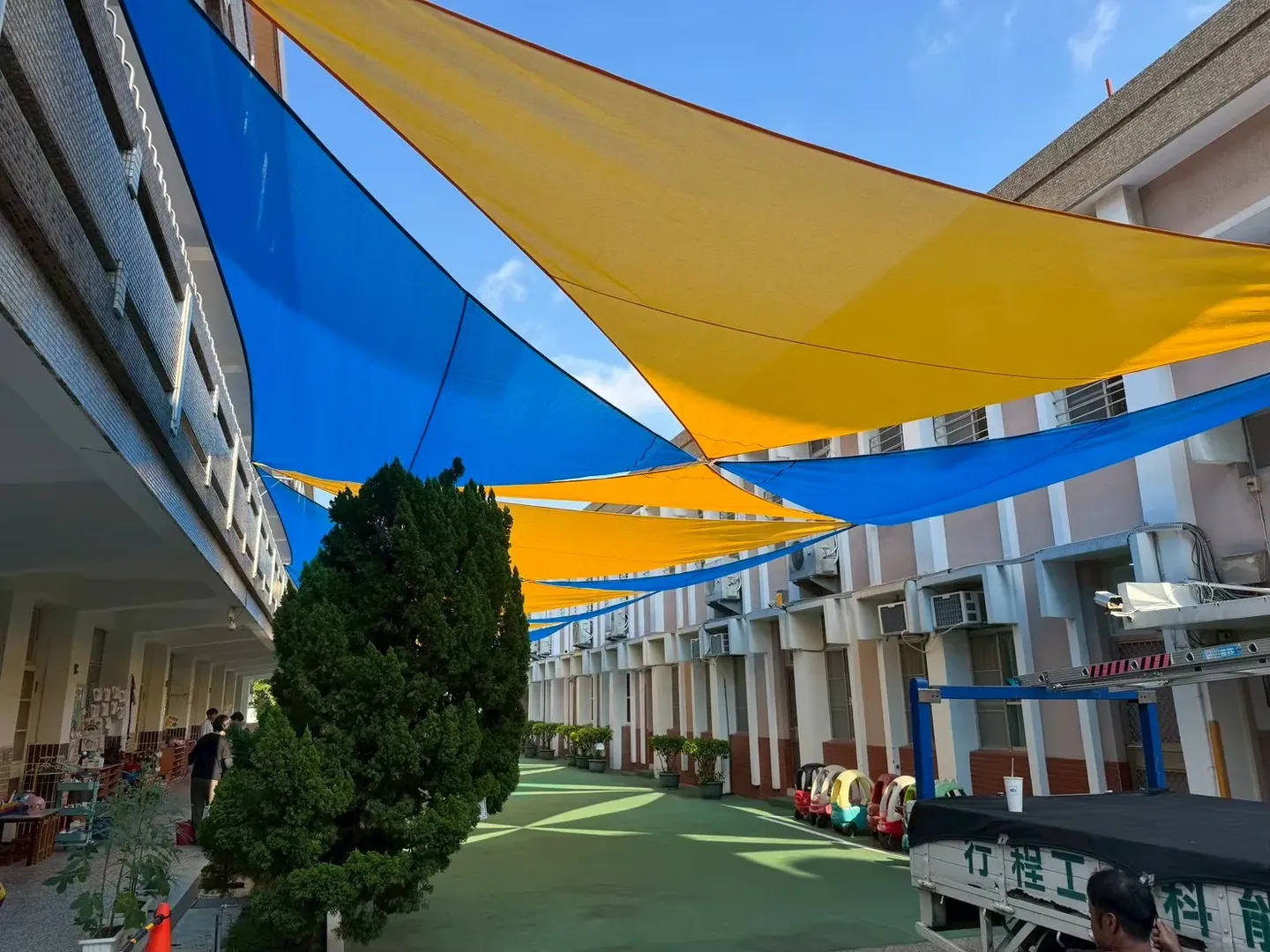 Shade Kite Standard 模組於長廊場域之實景